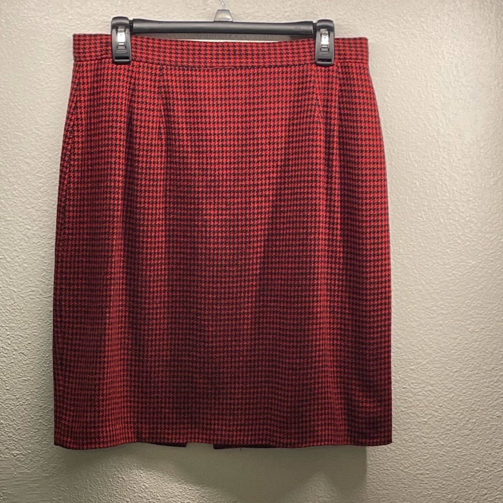 Red and black houndstooth print pencil skirt.
